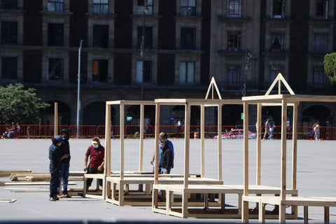  INICIAN MONTAJES DE OFRENDAS DE DÍA DE MUERTOS EN ZÓCALO Y PLAZA TOLSÁ