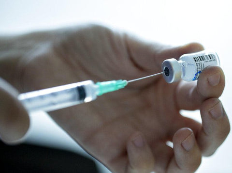 Crecen un 400% las ofertas de vacunas falsas en la dark web