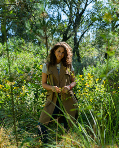 BANANA REPUBLIC MÉXICO UNE ESFUERZOS CON REFORESTAMOS PARA PROMOVER EL CUIDADO DE LOS BOSQUES EN EL PAÍS     La marca donó 350 árboles que fueron plantados en los alrededores de la Ciudad de México.     A person in a field of flowers Description automatically generated with low confidence     Chantal Chalita usa el Trench Dress en color Afternoon Latte Beige     Ciudad de México: Banana Republic México, que pertenece y es operada por el franquiciado Liverpool, ha unido fuerzas con Reforestamos México —ONG dedicada a la preservación y cuidado de los bosques— para continuar su compromiso con la naturaleza de manera local y promover su visión compartida de un mejor futuro, haciendo honor al legado con mentalidad sostenible que los fundadores de Banana Republic, Patricia y Mel Ziegler, comenzaron hace más de 40 años cuando viajaban por el mundo reciclando y remendando ropa para hacerla única y ofrecerle una segunda oportunidad.     Los bosques, además de proveer el aire que respiramos y mitigar los efectos del cambio climático, han sido fuente de inspiración para innumerables relatos, aventuras y obras de arte a lo largo del tiempo. Su importancia biológica, cultural e histórica es indiscutible, razón por la cual se debe reconocer y fomentar su cuidado. Banana Republic México es consciente de esto y es por eso que ha decidido embarcar un nuevo y memorable viaje de la mano de Reforestamos México, organización con más de 19 años de experiencia en promover la restauración y el manejo responsable de este extraordinario ecosistema, para dar un paso más en su camino hacia un futuro sostenible.     Para poner las manos en acción y celebrar a los clientes que compren alguna de las prendas que forman parte de la iniciativa de moda sustentable BETTER REPUBLIC, Banana Republic México donó 350 árboles a Reforestamos México, que fueron plantados en zonas protegidas alrededor de la Ciudad de México el pasado jueves 26 de agosto, buscando contrarrestar la huella de carbono y contribuir a la reforestación en la ciudad y el país. Con esta acción, Reforestamos México estima que en 40 años se habrán capturado 22 toneladas de carbono que beneficiarán a las personas, plantas y animales que habitan dicha zona.      Banana Republic México se encuentra comprometida en tomar mejores decisiones que ayuden a reducir de manera progresiva su impacto ambiental a través de acciones puntuales y del apoyo a organizaciones locales que benefician al medio ambiente y las personas, para complementar los grandes avances que ha tenido con la iniciativa BETTER REPUBLIC que utiliza materiales y procesos de fabricación más sustentables.     Para ser parte de este cambio y conocer más de esta colaboración, Banana Republic México pone a disposición de sus clientes información y una amplia variedad de prendas confeccionadas de forma más sostenible en sus boutiques de Perisur, Santa Fe, Interlomas y Oasis Coyoacán, así como en los corners de la marca dentro de Liverpool Satélite y Zapopan.     Sigue la aventura completa en @bananarepublicmexico #BetterRepublic   