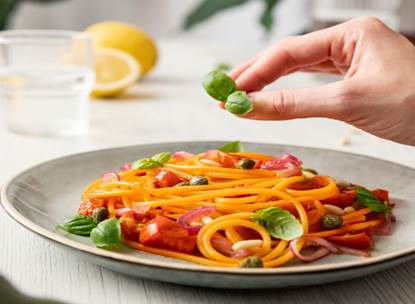  Ideas para cocinar pastas veganas y vegetarianas que te encantarán              La alimentación vegana y/o vegetariana se ha convertido en una tendencia que cada vez más gente va sumando a su vida diaria, ya sea incluyendo una receta de este tipo a la semana o cambiando nuestro menú completamente.     Llevar este tipo de dieta significa que todos los platillos que comamos deben estar libres de productos de origen animal y ser abundantes en verduras, frutas, semillas y carbohidratos. Aunque pareciera que las opciones de comida se reducen muchísimo, la verdad es que solamente se necesita un poco de creatividad para comer delicioso.     Es importante mencionar que, para el caso de la dieta vegana es necesario asegurarnos de que los productos que consumamos no contengan huevo o lácteos; esto se puede revisar directamente en el empaque. Por su parte, la dieta vegetariana sí permite este tipo de ingredientes en sus preparaciones.      Barilla® ofrece una gran variedad de pastas, ideales para personas vegetarianas y veganas, pues muchas de ellas están hechas únicamente a base de agua y sémola de trigo duro, perfectas para disfrutar en familia deliciosos platillos con los ingredientes que tengas en casa.              A continuación, te dejamos un par de recetas hechas por los chefs de Barilla® que sabemos amarás cocinar. Así que si eres vegano o vegetariano alista tus ingredientes y prepara este par de recetas con el clásico Spaghetti de Barilla® o con Tagliatelle de Barilla® Collezione.        TAGIATELLE CON PIMIENTO Y CALABACÍN     	Immagine che contiene tavolo, interni Descrizione generata automaticamente  INGREDIENTES     160 g de Tagliatelle Barilla®  Collezione  1 pimiento amarillo  1 pimiento rojo  1 calabaza  1 diente de ajo  2 cucharadas de aceite de oliva extra virgen  Sal de mar al gusto  Toque final: menta fresca, aceite de oliva o pimienta negra     PREPARACIÓN         Lava y corta los pimientos en cuadritos (2x2cm).     Lava y corta las calabazas en pequeños cubos.     Calienta una sartén con aceite y pela el diente de ajo.     Saltea los pimientos morrones hasta que estén blandos.     Mientras, cocina la pasta Tagliatelle Barilla® según las instrucciones del paquete.     Escurrir la pasta, reserva un poco del agua de la cocción de la pasta, y mezcla la pasta Tagliatelle con las verduras.     Revuelve todos los ingredientes, agregando un poco de agua de la cocción de la pasta.     Para el toque final agrega un poco de pimienta negra, menta fresca o aceite de oliva al gusto.        SPAGHETTI CON TOMATES DESHIDRATADOS Y ALCAPARRAS        INGREDIENTES     160g Spaghetti Barilla® No. 5  125g tomates cherry  20g de piñones  25g de cebolla fresca  15 g de alcaparras  15g de aceite de oliva  7 g de caña de azúcar  Sal y tomillo, ralladuras de cítricos y albahaca fresca         PREPARACIÓN         Lava los tomates cherry cortados por la mitad y ponlos en una bandeja con sal, azúcar, tomillo y ralladuras de cítricos.     Deja deshidratar los tomates en el horno a 100 ° C durante 45 minutos.     Calienta un sartén y sofríe las cebollas frescas en rodajas con el aceite de oliva virgen extra durante 10 minutos a baja temperatura.     Agrega los tomates deshidratados, las alcaparras y reserva.     Cuece el Spaghetti Barilla® No. 5 en abundante agua hirviendo, escurre cuando esté al dente y sofríe con los ingredientes.     Espolvorea los piñones, unas hojas de albahaca, rocía con un poco de aceite de oliva y sirva.  			    		  Disfruta una cena rica y saludable con Barilla® Trigo Entero sin perder el auténtico sabor de Italia que ya conoces.  Instagram: @BarillaMex  Facebook: @BarillaMX