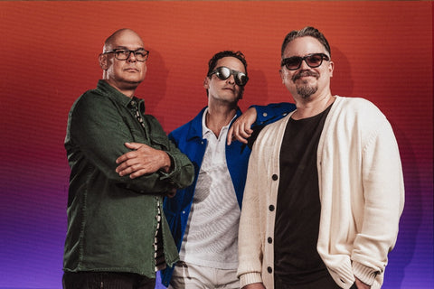 Los Amigos Invisibles presentan EH EH OH OH   Todo el funk de los 80´s en su nuevo sencillo   7 de mayo en plataformas digitales  Un grupo de hombres con lentes oscuros Descripción generada automáticamente con confianza media  CDMX, Mayo  2021.     Escucha  Eh,eh,oh,oh antes que nadie aquí.     LOS AMIGOS INVISIBLES no se salvaron de posponer sus planes producto de esta pandemia, y su más reciente álbum tuvo que aplazarse del 2020 al 2021.  Bajo la muy personal percepción de la banda, lanzar un álbum sin tener la posibilidad de girar, era desperdiciar tiempo, energía, entusiasmo y todas las emociones que conllevan la planeación, ejecución y promoción de un disco donde va incluido el reto de seguir sorprendiendo para bien al público cautivo, y al nuevo público.  Por otro lado, no estar presentes con material nuevo, también resultaba contraproducente.     El silencio no puede prevalecer y la “gozadera de la vida” de ninguna manera debe parar. Es por ello que LOS AMIGOS INVISIBLES con su peculiar estilo que ha cautivado público de todo el mundo, presentan con bombo y platillo EH EH OH OH, disponible a partir del viernes 07 de mayo.  Escucharlo significará tener un flash back por su ritmo y sonoridad de las baladas funk clásicas de los 80´s.   EH EH OH OH viene cargada de valiosas colaboraciones que vale la pena enfatizar:        En la guitarra y co-producción está la participación del gran C-Funk, gran artista chileno fundador de la banda “Los Tetas”, pioneros de la movida funk Latinoamericana. En la voz, a dúo con Julio Briceño está Silverio Lozada quien ha perseguido una carrera de cantante desde hace muchos años pero que ha logrado un mayor reconocimiento como compositor     de artistas como Enrique Iglesias y Maluma entre muchos otros. Por si fuera poco, en los coros hacen su debut Matías y Giuliana Briceño, los pequeños hijos de Julio Briceño. Dato  importante es que C-Funk y Silverio Lozada participaron también en años anteriores en el arreglo y composición (respectivamente) del sencillo “Tócamela”, que hizo a LOS AMIGOS INVISIBLES ganadores de un 2º. Latin Grammy.     EH EH OH OH, compuesta por LOS AMIGOS INVISIBLES en co-autoría con Agustín Espina y Silverio Lozada, contará con un video que cuya línea visual nos recordará la época de las cintas de video denominadas VHS, que con el uso perdían la calidad de su grabación, e incluso podían llegar a filtrar imágenes de grabaciones anteriores. Este video se estrenará en la última semana de mayo, previo a su Autoconcierto en CDMX a llevarse a cabo el 11 de junio.  EH EH OH OH   está disponible a través de todas las tiendas de música digitales a partir del viernes 07 de mayo.         Autores: Julio Briceño, José Torres, Juan Roura, Agustín Espina y Silverio Lozada.     Voces:       Julio Briceño y Silverio Lozada. Coros: Matías y Giuliana Briceño     Bajo:         José “Catire” Torres. Batería: Juan Roura. Guitarra: C-Funk. Teclados: Agustín Espina. Percusión: Orestes Gómez      Producción: C-Funk y Julio Briceño/ Mezclada por Erik Aldrey / Mastering: Eduardo Larez.     Sigue a LAI en Twitter e Instagram: @amgsinvisibles         Facebook: Losamigosinvisibles