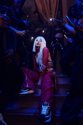 AVA MAX  LA CANTANTE POP LUCE UNOS SKECHERS D´LITES EN EL VIDEO DE SU NUEVO SENCILLO "MY HEAD MY HEART"     cid:image001.jpg@01D71FF5.347CED50     ¡La sensación mundial del pop Ava Max, lanzó hace algunos días un nuevo video musical vibrante y explosivo para su último sencillo listo para escucharse en todos lados, “My Head & My Heart”!     En el video, Ava nos lleva a un viaje vertiginoso, innovador y lleno de bailes, dirigido por la codirección de Charm La’Donna y Emil Nava. El sencillo llegó recientemente al Top 40 en Pop Radio y actualmente está posicionado en el lugar 16. Además, Ava interpretó la canción el pasado jueves 25 de febrero en el show en vivo de Jimmy Kimmel.     Mira "My Head & My Heart" con el calzado Skechers D’Lites® AQUÍ     Skechers fue pionera en el look de tenis gruesos hace dos décadas con Skechers Energy para hombres y mujeres, así como con Skechers Stamina para hombres. Hoy esta silueta ha vuelto más fuerte que nunca luego de que en los 90’s Britney Spears fuera una de las primeras artistas pop en usar la marca en uno de sus videos más icónicos.     Hoy el estilo ha evolucionado y la empresa presentó Skechers D'Lites®, una versión más ligera de su estilo original, en 2007. Aunque la colección siempre ha tenido una base de consumidores dedicada, las ventas se aceleraron en todo el mundo durante los últimos años gracias a la presencia que han tenido en sitios de moda como Highsnobiety y Hypebeast.        Del video, Ava Max dice: "De los videos musicales que he hecho, éste es sin duda, es mi favorito. Por primera vez, creo que mis fans verán mi verdadero yo en la pantalla y recién estamos comenzando. ¡Ven a bailar conmigo!”.     Su último sencillo de platino, “Kings & Queens”, se encuentra actualmente en el número 2 de la lista Hot AC con más de 848 millones de reproducciones en todo el mundo. El gran éxito "King's & Queens" anteriormente ocupó el puesto número 1 en la lista Hot AC durante 7 semanas seguidas y alcanzó el puesto número 2 en el Top 40.     Ava Max es hija de inmigrantes albaneses y ha trabajado desde la escuela primaria, explotando en el mundo de la música a escala mundial con su éxito de 2018 con triple platino "Sweet but Psycho". Transmitida más de 2.100 millones de veces para 2020, la canción se ubicó en el Top 10 del Billboard Hot 100 durante tres semanas. Ava Max solo aceleró este rápido ascenso al estrellato del pop con las ventas de oro "So Am I" [806 Million Global Streams], "Salt" [1.5 Billion Global Streams] y "Kings & Queens" [678 Million Global Streams] y “Who's Laughing Now” [225 millones de transmisiones globales]. En medio de este torbellino, armó su álbum debut de larga duración de 2020, Heaven & Hell.