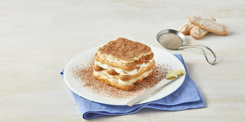  Header image  ¿Ganas de un postre con chocolate? Checa estas recetas de donas y tiramisú para compartir  Llega el verano y con ello la temporada de calor, en la que disfrutar las delicias de un postre es como darle una caricia al paladar; y cuando lo preparamos con nuestras propias manos y lo compartimos, la experiencia se vuelve doblemente gratificante y mágica.  Los postres siempre son una forma de consentirnos y demostrar cariño a los demás. Ya sea para una reunión entre amigos, después de la comida en familia, te invitamos a preparar las siguientes recetas a base de chocolate, un aliado por excelencia de la repostería, favorito de chicos y grandes.   Donas glaseadas de chocolate  Un clásico que todos aman por su sabor y suavidad, pero como nunca lo has probado. Toma en cuenta que:      Necesitarás un molde para donas o algún otro que te ayude a dar la misma forma.     Usa una manga pastelera para rellenar los moldes de donas fácilmente.     Para que las donas queden suaves, no mezcles de más.  Ingredientes para las donas:      1 taza de harina.     1⁄4 de taza de Nestlé Postres Cocoa en Polvo.     1 pizca de sal.     1⁄2 cucharadita de polvo para hornear.     1 huevo.     1⁄2 taza de azúcar.     1⁄4 de taza de yogurt natural sin endulzar.     ⅓ de taza de leche.     2 cucharadas de mantequilla derretida.     Aceite en spray o mantequilla, para engrasar.  Ingredientes para el glaseado:      90 g de chocolate Nestlé Postres Amargo cortado en trozos pequeños.     90 g de chocolate Nestlé Postres Leche cortado finamente, pues lo usarás para espolvorear.     3 cucharadas de Nestlé crema para batir.     1 cucharada de mantequilla.  Preparación de las donas:      Precalienta el horno a 180 ºC. Engrasa con suficiente aceite en spray o mantequilla.     En un tazón grande mezcla la harina, el polvo para hornear y la porción de Nestlé Postres Cocoa en Polvo.     Bate los huevos con el azúcar. Añade el yogurt, la leche y la mantequilla hasta incorporar.     En un tazón grande combina los ingredientes secos con los húmedos hasta incorporar. Es importante no mezclar de más.     Llena los moldes para donas hasta 3⁄4 partes.     Hornea durante 10 minutos y haz la prueba del palillo de madera para cerciorarte que estén bien cocidas.     Deja que se enfríen un par de minutos y desmolda. Para añadir el glaseado, hay que esperar a que las donas ya no estén calientes.  Preparación del glaseado:      Coloca el chocolate Nestlé Postres Amargo en trozos, la crema y la mantequilla en un tazón apto para microondas. Calienta en intervalos de 20 a 30 segundos hasta que el chocolate se derrita y la mezcla esté uniforme.     Sumerge la parte superior de las donas en el glaseado y retira.     Espolvorea al gusto los trocitos de chocolate Nestlé Postres Leche sobre el glaseado y deja secar.  Tiramisú de mascarpone, amaretto y cacao  Para los paladares más finos y experimentadores, un postre inspirado en el queso fresco por excelencia del norte de Italia: el mascarpone. De entrada, necesitas 20 galletas tipo soleta, que puedes comprar en el súper o preparar siguiendo esta otra receta.  Ingredientes para hidratar las galletas:       250 ml de café.     150 ml de amaretto.  Ingredientes para el contenido cremoso:      250 gr de azúcar glass.      400 gr de Nestlé crema para batir.     800 gr de queso mascarpone      1 vaina de vainilla.   Ingrediente para decorar como los reposteros profesionales:      Nestlé Postres Cocoa en Polvo.  Preparación:      Para hidratar las galletas en la mezcla de café más rápido, ésta debe estar tibia. Las galletas tienen que estar húmedas pero no rotas.     Para preparar el contenido cremoso, hay que batir la crema hasta que tome una consistencia espumosa, sin que llegue a estar dura por completo, y el azúcar glass, incorporar el queso mascarpone poco a poco y con mucho cuidado, sin hacer grumos ni sobrebatir.     En un frasco, agrega una capa de galletas y una del cremoso, sucesivamente, hasta llegar al borde.       Para decorar y servir, agrega al gusto Nestlé Postres Cocoa en Polvo.  Tener ingredientes de primera calidad a la mano como los altos reposteros, pero en tu cocina, es cada vez más sencillo; y para preparar estas deliciosas recetas, requieres muy pocos utensilios que después te servirán para experimentar con nuevos ingredientes y lograr otros postres igualmente deliciosos, dignos de postear en las redes sociales.   Pon manos a la obra y comparte tus nuevas creaciones con tus seres queridos gracias a la magia especial del chocolate que sólo Nestlé Postres te puede dar. Visita nestlepostresmx y Nestlé Postres MX.