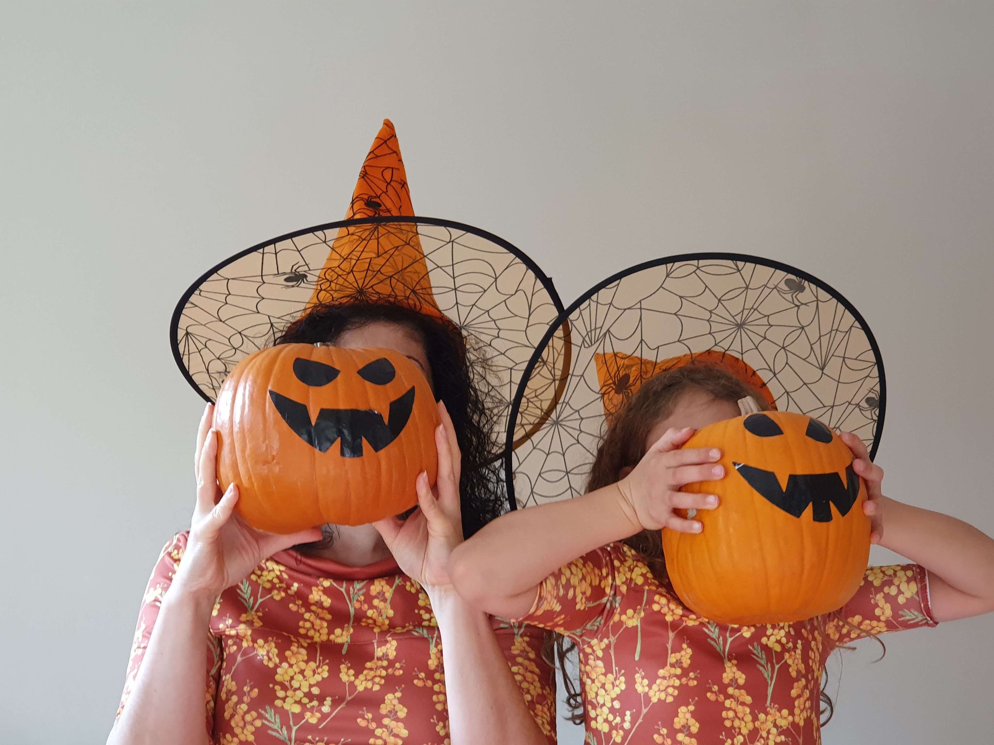 Twinning op Halloween - Moeder Dochter Kleding Just Like Mommy'z - met halloween pompoenen