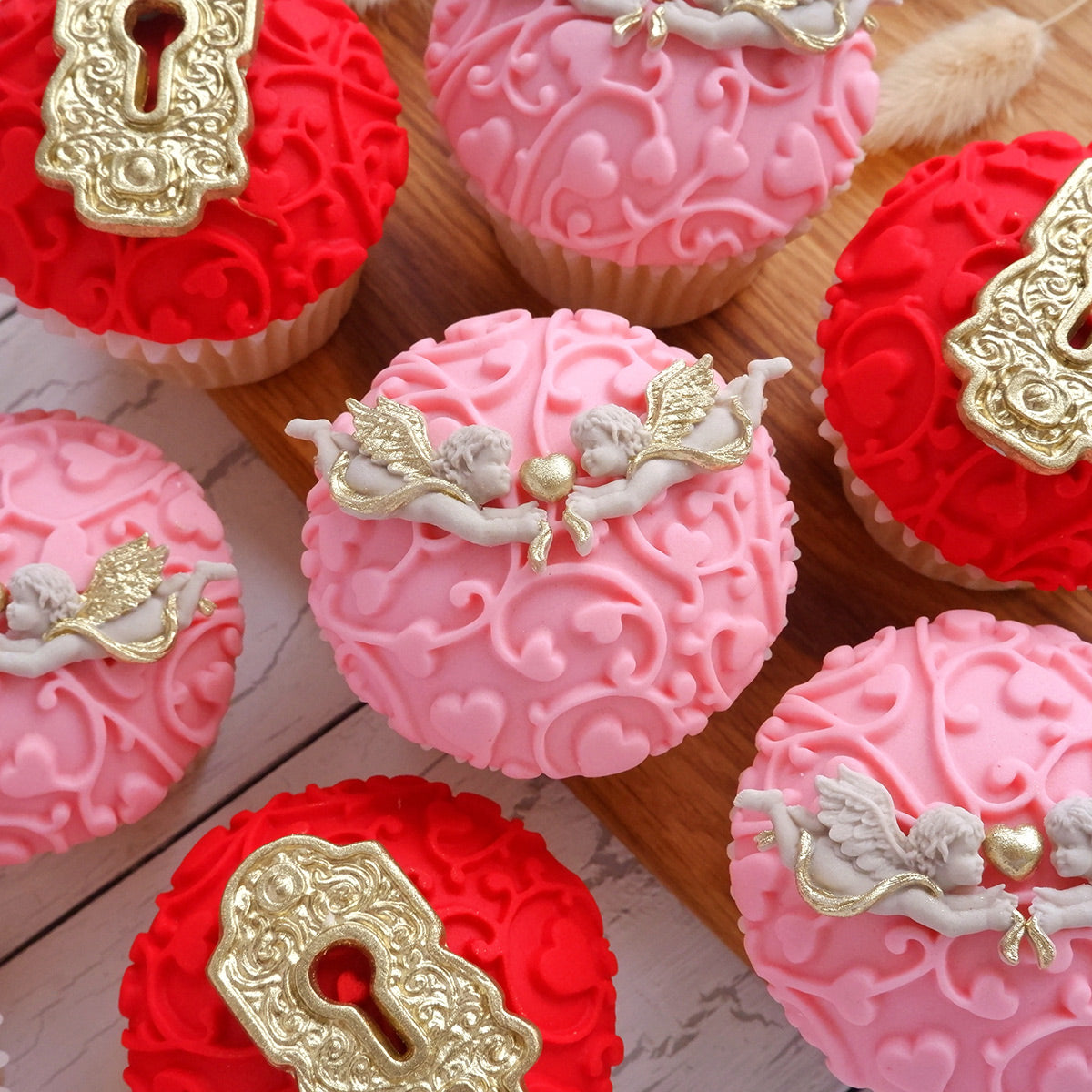 Bibbidi_Valentines-Heart-Vine-Cupcakes-2.jpg__PID:6400bf10-2566-4fca-8a75-4873c8591d39