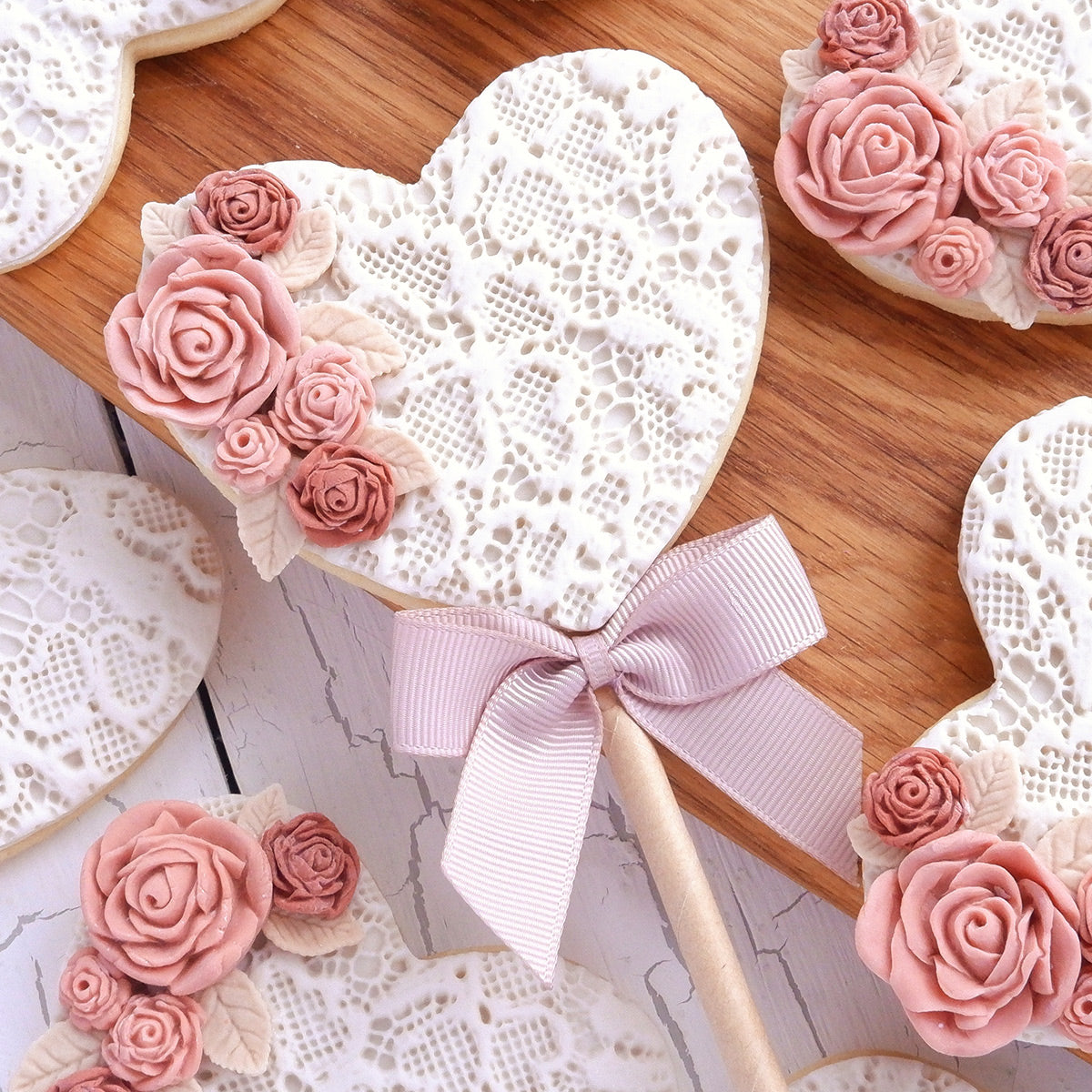 Bibbidi_Lace Heart Cake Pop.jpg__PID:1025663f-ca4a-4548-b3c8-591d39806646