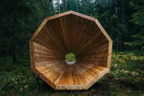 Altavoz de madera en el bosque