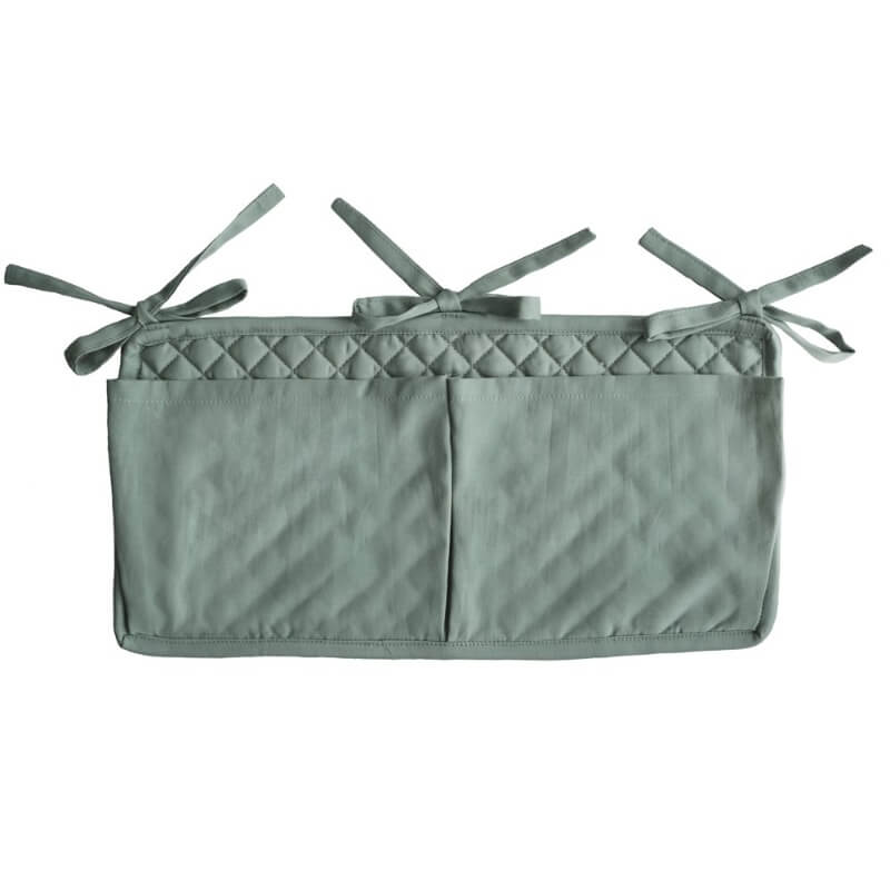 Se Mushie - Crib Storage Pocket Opbevaring - Roman Green hos Lillepip.dk