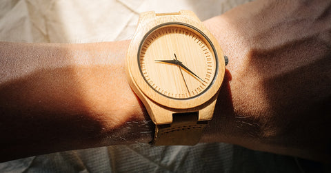 design et finition de la montre en bois