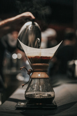 https://cdn.shopify.com/s/files/1/2504/6898/files/brewing-coffee-pouring-water-into-chemex-brewer1-reduced_large.jpg?v=1512392817