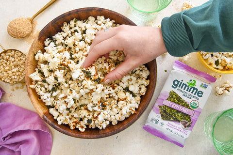 Sweet & salty popcorn with Gimme seaweed