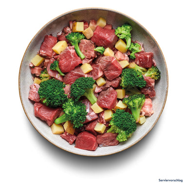 Schale mit Büffelfleisch (in Stücken), Brokkoliröschen und Kartoffelwürfeln. Serviervorschlag