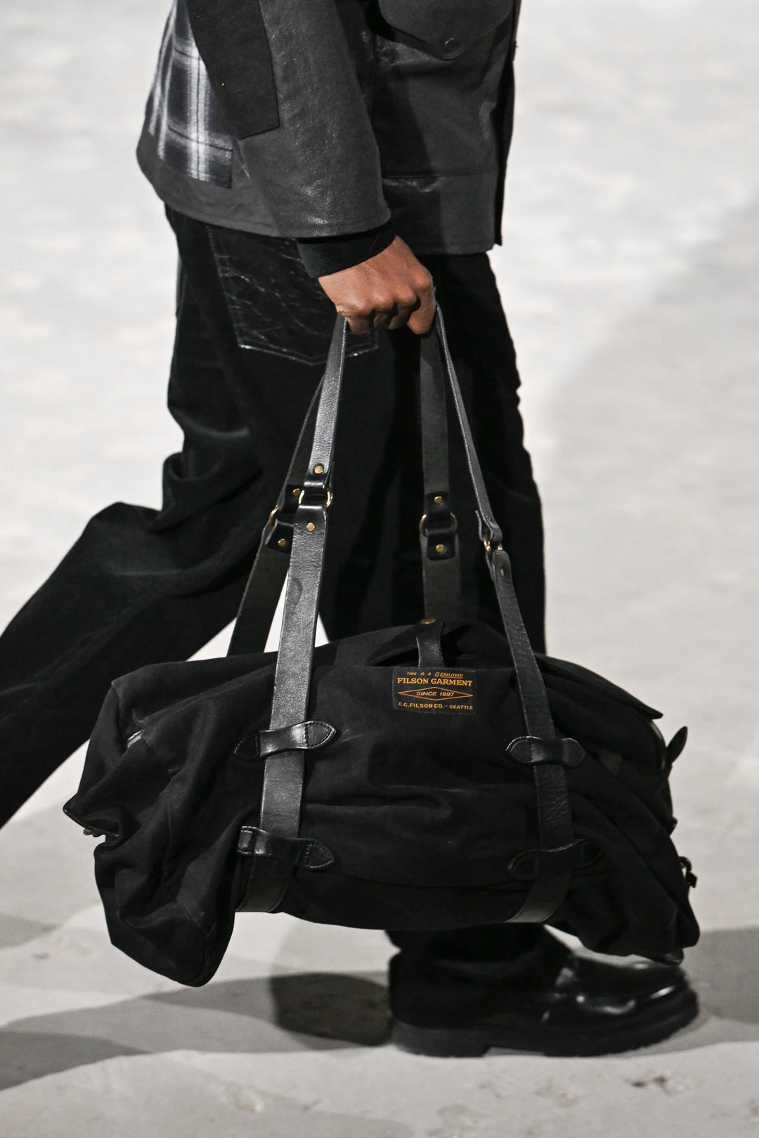 フィルソン　ブラック ウエストポーチ　サーヴェイヤー クロスボディ パック フィルソン ブラック ウエストポーチ サーヴェイヤー クロス