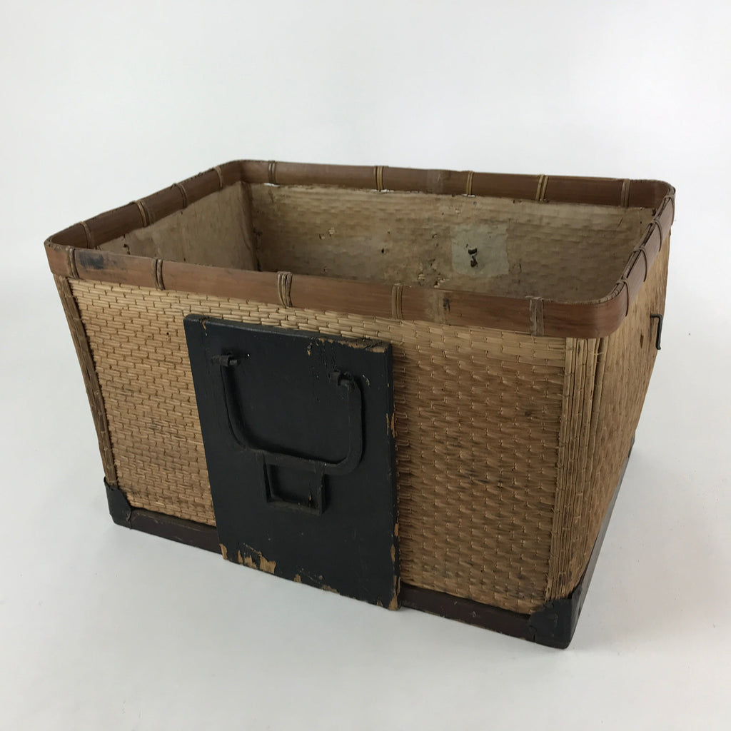 https://cdn.shopify.com/s/files/1/2511/7796/files/Japanese-Bamboo-Woven-Storage-Basket-Vtg-Traveler-Chest-Kago-Iron-Handles-B222_1024x.jpg?v=1698091496