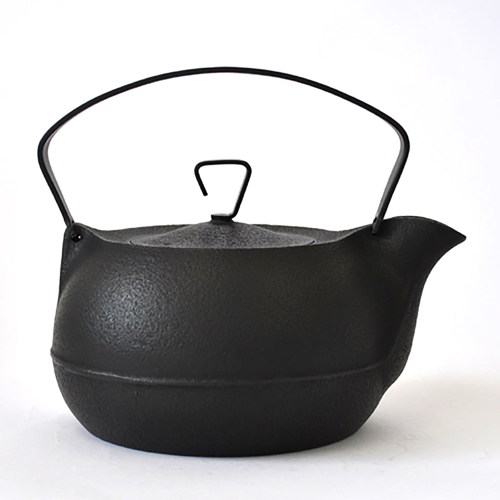 https://cdn.shopify.com/s/files/1/2511/7796/files/Tea-supplies-Cast-iron-kettle-1_3L-Black-Award-winning-work-Nambu-ironware-Metalwork_1024x.jpg?v=1690918085