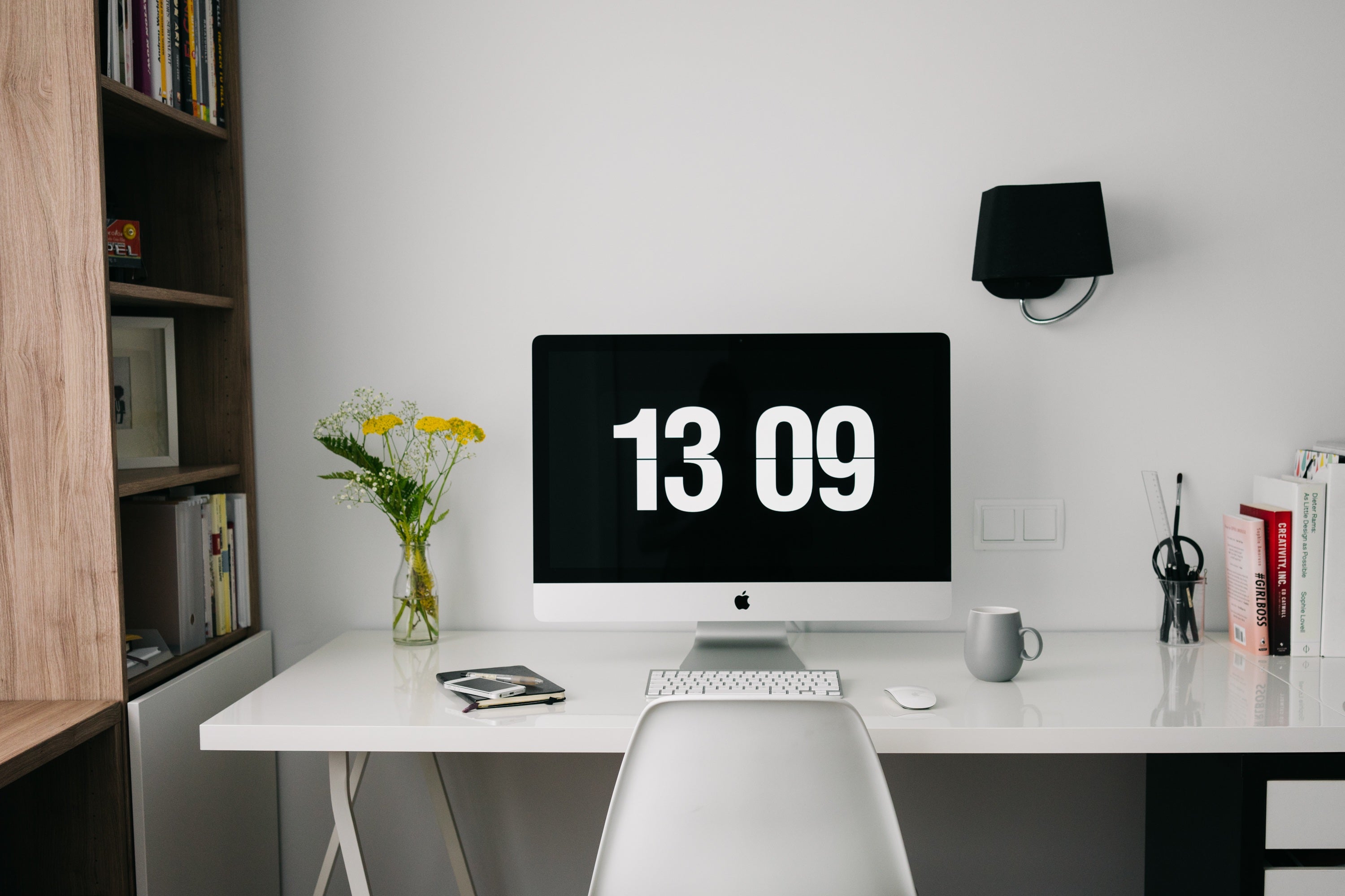 Minimalistic organized desk