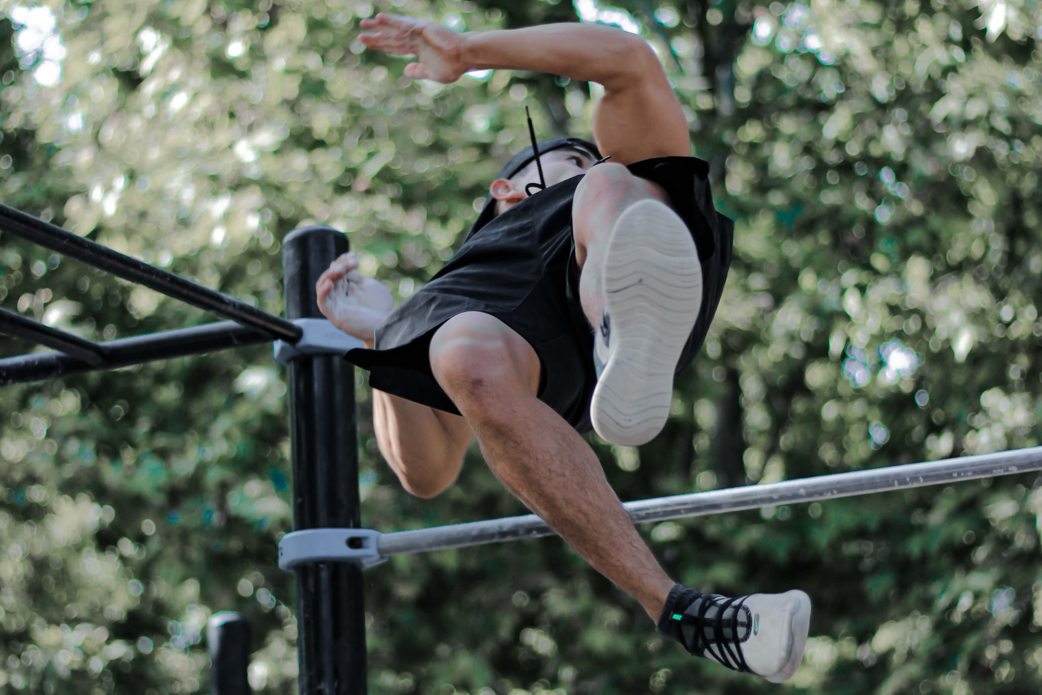 street workout athlete tony gaste performing freestyle calisthenics skills