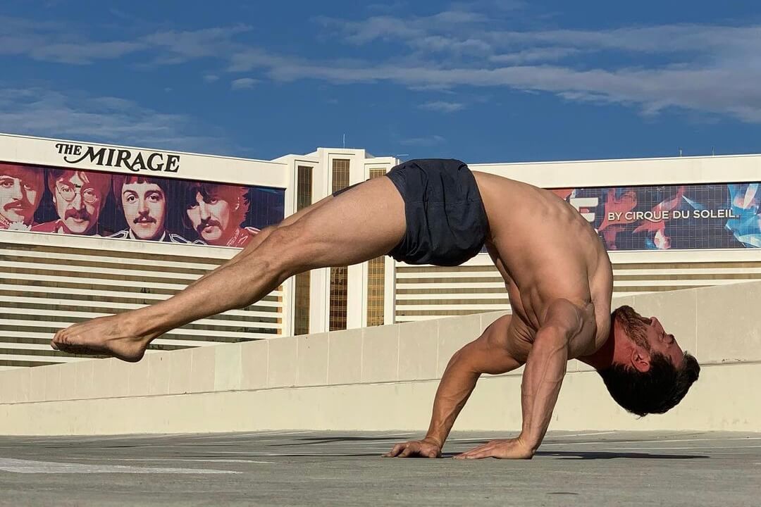 Simon Ata Simonster is doing stretching in a handstand