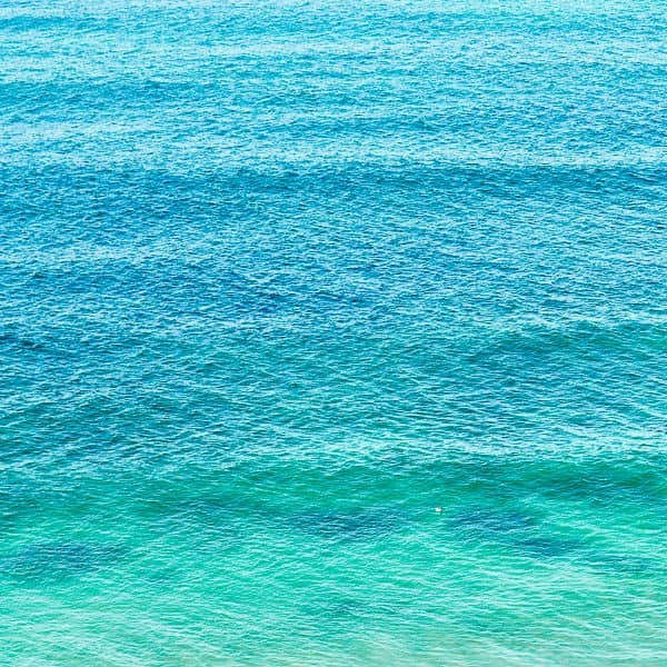 תמונה של מי ים כחול בהיר