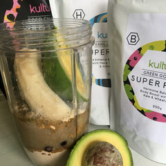 Image of preparing the smoothie with ingredients