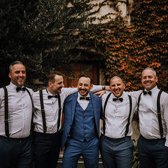garçons d'honneur portant des bretelles wiseguy au mariage