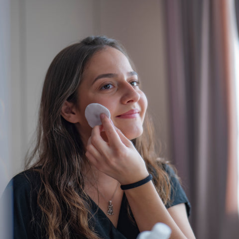 Елена Ралчева почиства лицето си