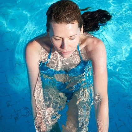 femeie în piscină