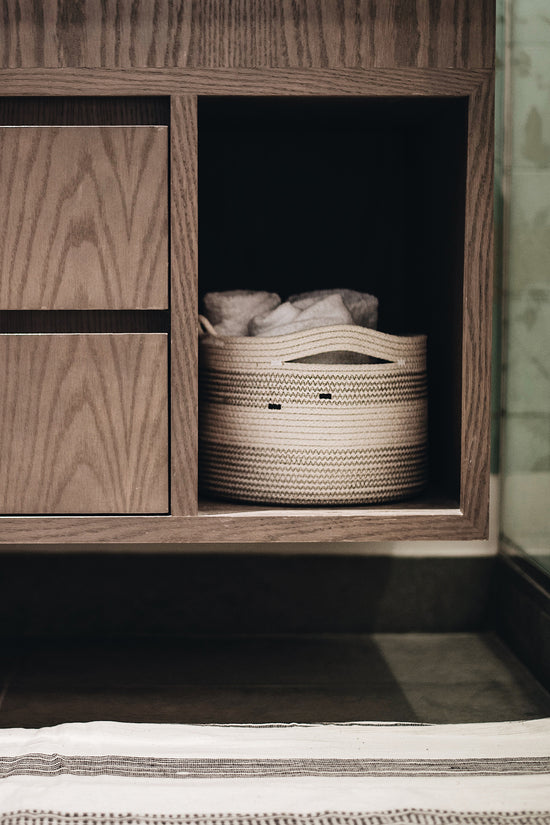 https://cdn.shopify.com/s/files/1/2524/4902/files/Coiled-Cotton-Basket-Grey-Stitch-BATHROOM-STORAGE_1365_550x825_crop_top.jpg?v=1653752741