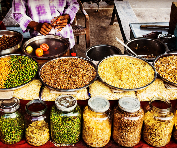 Etale d'épices et de bocaux colorés au kerala