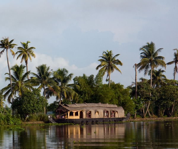 Houseboat d'Allepey flottant sur les backwaters illustrant la douceur de vivre au Kerala 