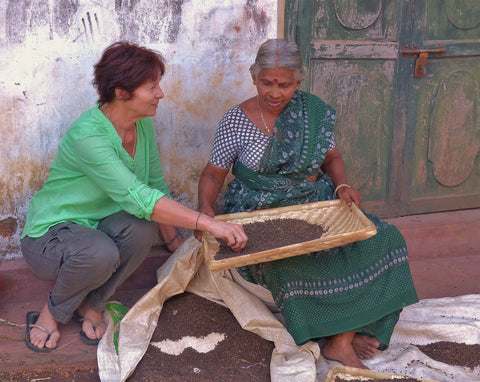 Florence Dubus et une indienne en train de tamiser les grains de poivre Malabar