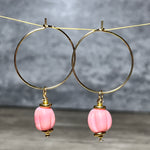 Boucles d'oreilles perles africaines roses dorées or fin