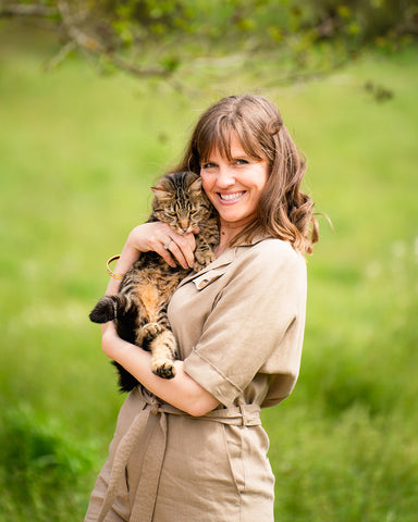 hugging pets_hugging cats