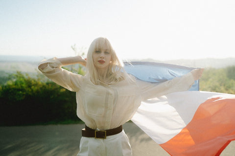 Image d'une fille portant le drapeau francais label OFG