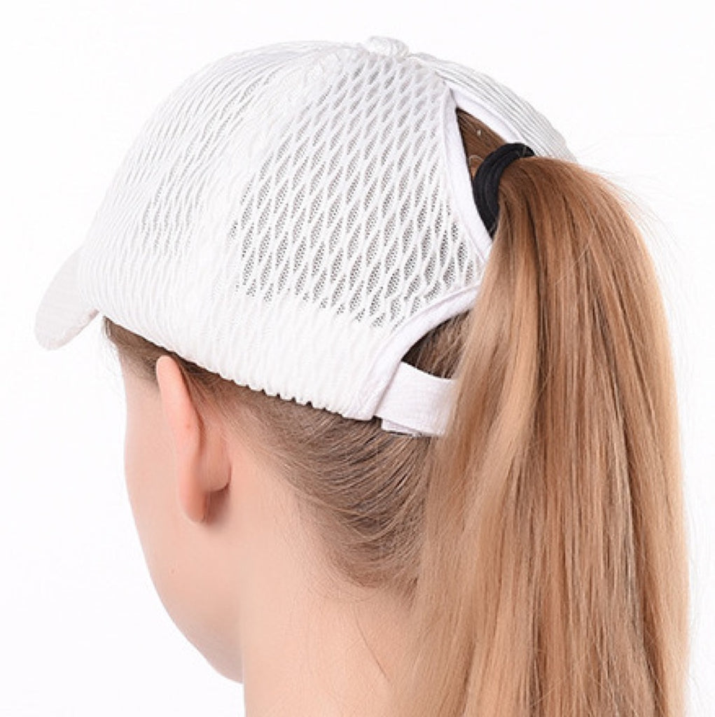 Une ouverture simple mais astucieuse pour passer chignons et queues de cheval dans une casquette 