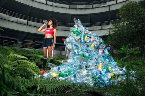 Montagne de détritus plastiques ramassés dans la nature grâce au plogging