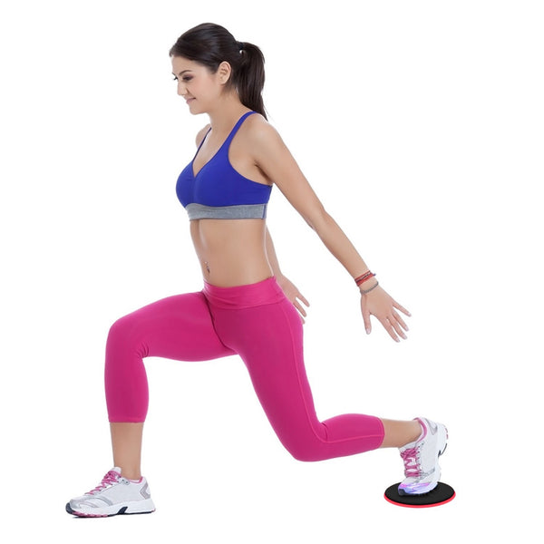 Une femme utilise des disques glissants pour exercices fitness, yoga, pilates