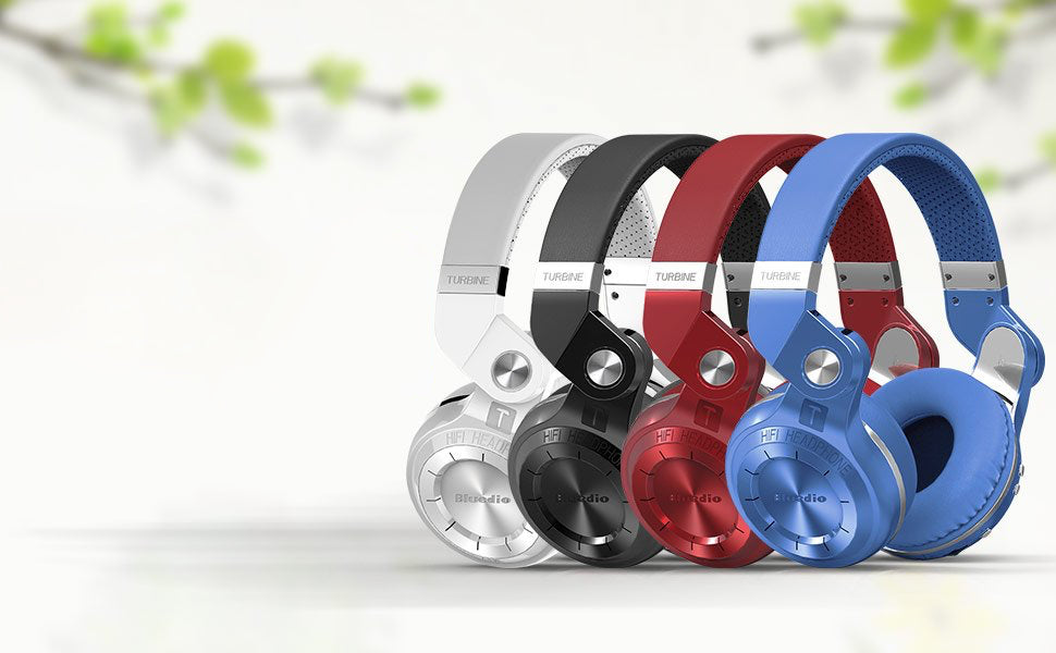 casques T2S de couleurs alignés sur fond blanc