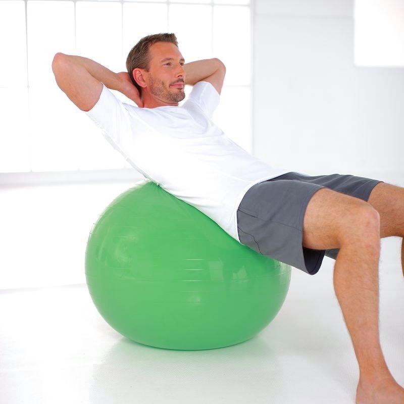 Un homme fait son stretching avec un Swiss Ball Pilates - INDYGGO