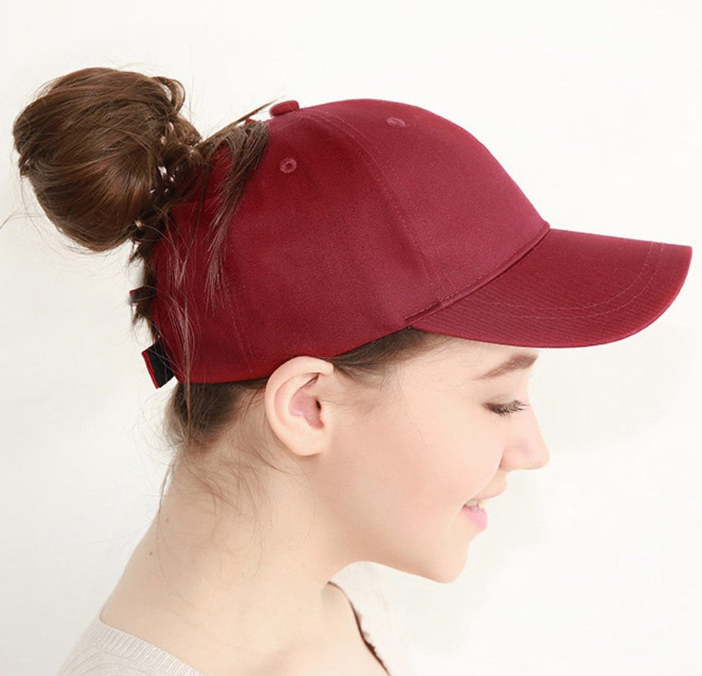 Une ouverture simple mais astucieuse pour passer chignons et queues de cheval dans une casquette 