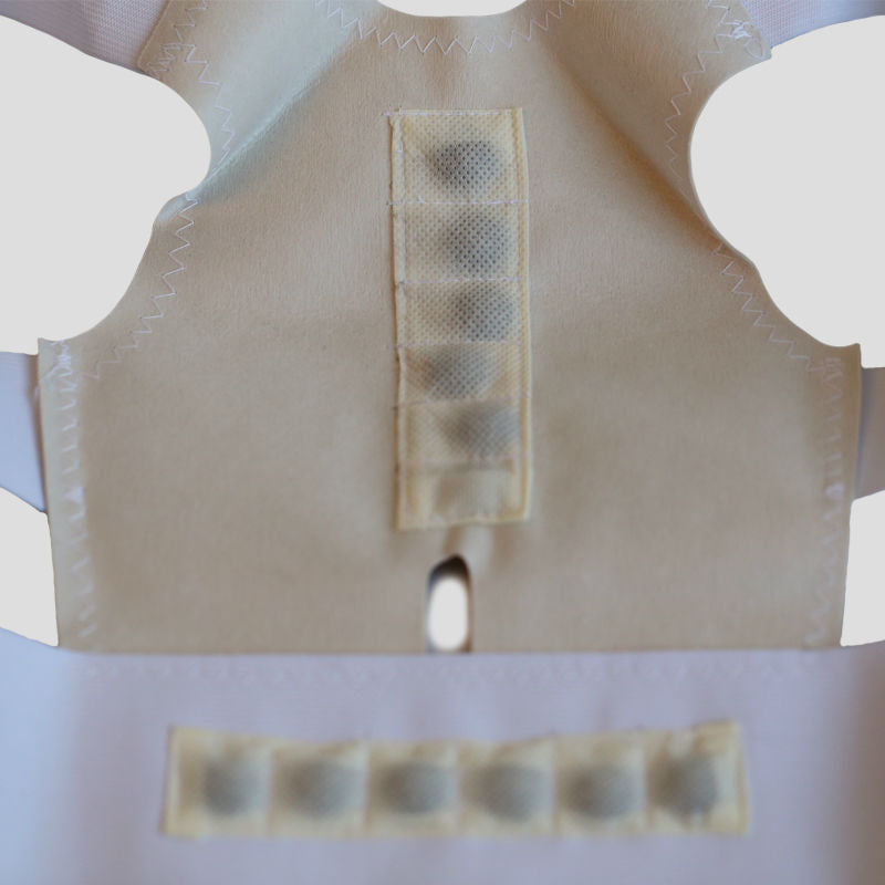 Gros plan sur un corset correcteur de posture magnétique pour homme/femme blanc