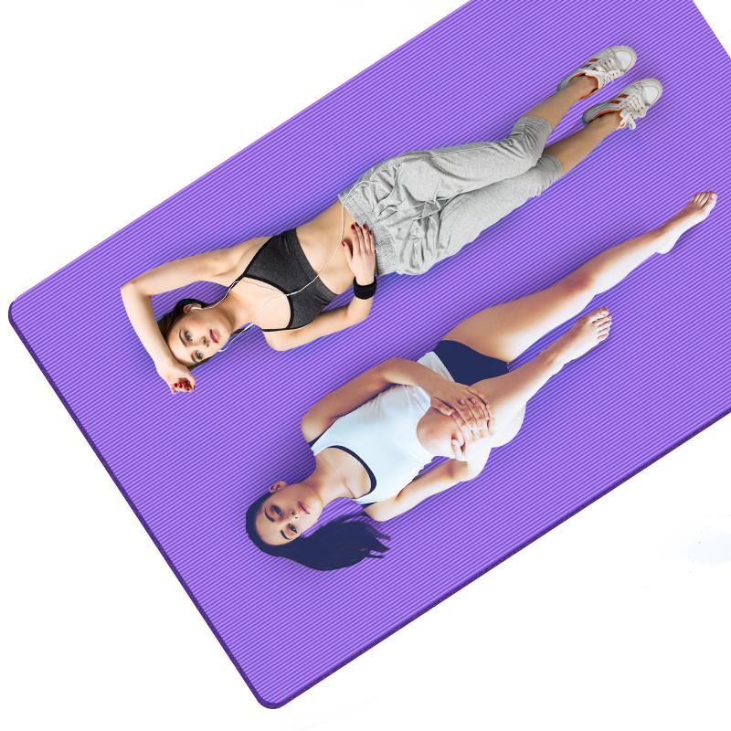 2 femmes allongées sur un tapis de gym grand modèle