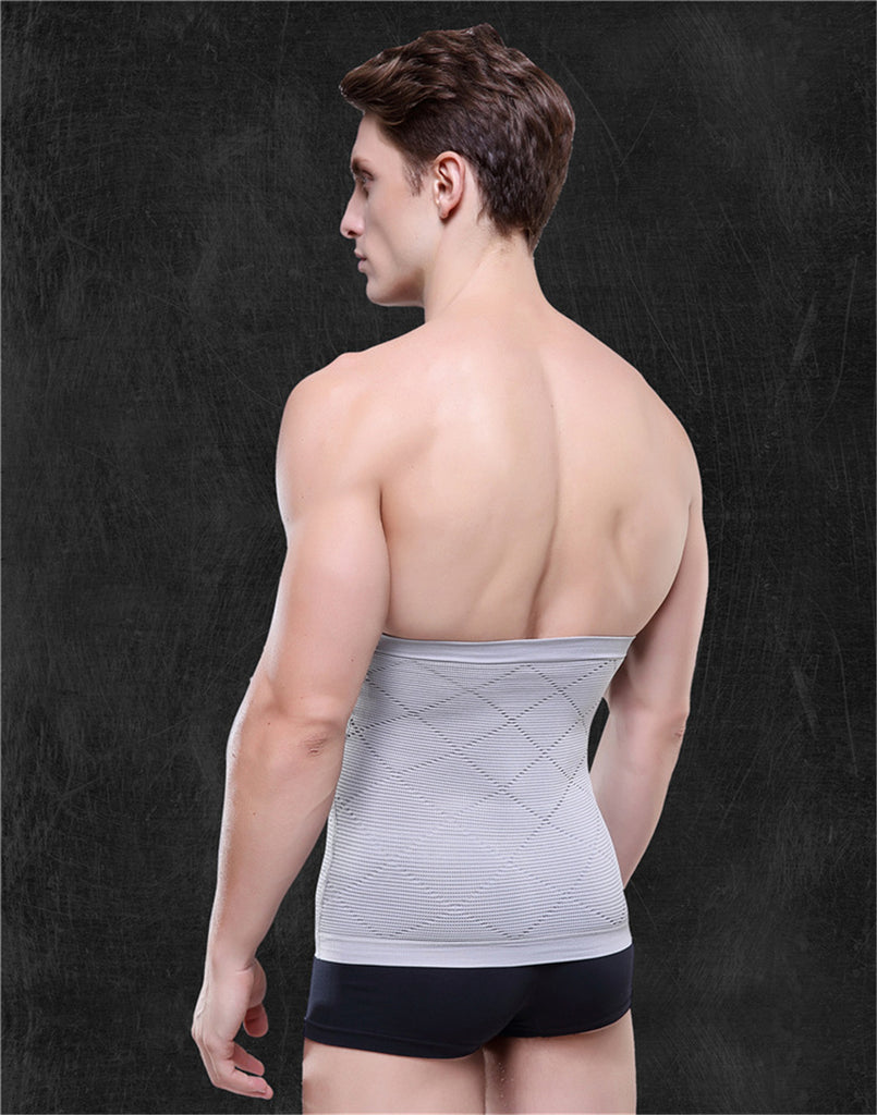 Un bel homme musclé porte une ceinture minceur de compression BELLY.STRETCH pour affiner sa silhouette