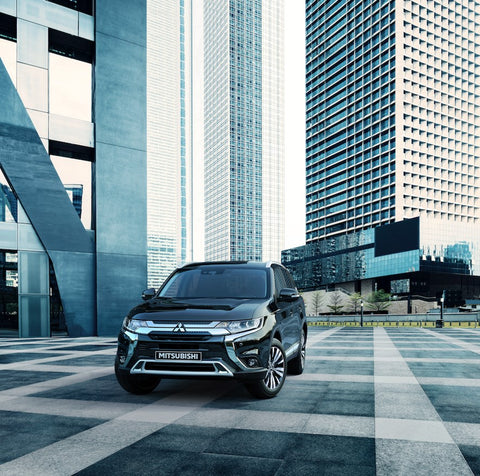 Mitsubishi Outlander 2019   Mitsubishi Outlander 2019, el SUV de la marca de los tres diamantes presenta un renovado aspecto exterior, con tecnología de vanguardia que garantiza un camino seguro, interiores que ofrecen un nuevo nivel de confort gracias al nuevo diseño de sus asientos y la excelente calidad en sus acabados  Mitsubishi Outlander 2019 arriba a México con un atractivo rediseño exterior que brinda un aspecto vanguardista y sofisticado, hablándonos del refinamiento incomparable, calidad y desempeño sobre cualquier camino que sólo este SUV podría ofrecer  Mitsubishi Outlander 2019 mantiene su eficiente motor 2.4L DOHC MIVEC de 4 cilindros a gasolina capaz de desarrollar 165 caballos de potencia y 164 lb-pie de torque acoplado a una transmisión automática CVT, capaz de ofrecer un rendimiento de combustible de hasta 18 km/l  Ciudad de México, 24 de septiembre de 2018. Mitsubishi Motors México presenta en el país la Nueva Mitsubishi Outlander 2019. El SUV de la marca de los tres diamantes presenta un renovado aspecto exterior, con tecnología de vanguardia que garantiza un camino seguro, interiores que ofrecen un nuevo nivel de confort gracias al nuevo diseño de sus asientos y la excelente calidad en sus acabados. El primer vehículo que incorporó el nuevo lenguaje de diseño de la marca de los tres diamantes, “Dynamic Shield”, deja en claro que el vehículo sigue siendo unos de los pilares centrales de la marca mediante la mejora de elementos clave. Diseño Exterior Mitsubishi Outlander 2019 arriba a México con un atractivo rediseño exterior que brinda un aspecto vanguardista y sofisticado, hablándonos del refinamiento incomparable, calidad y desempeño sobre cualquier camino que sólo este SUV podría ofrecer. Al exterior encontramos una parrilla y toma de aire frontal que han evolucionado para adaptarse de manera natural al diseño “Dinamyc Shield” que define el cuerpo del vehículo, incluyendo ahora detalles en cromo en la fascia delantera, los cuales dotan de robustez y vigor el frente de Outlander.  FCA México, S.A. de C.V. Prolongación Paseo de la Reforma 1240 México, DF. Teléfono. +52 5550813000 El sistema de iluminación también ha recibido una importante mejora, al incluir faros LED tanto en luces altas como en los faros de niebla; mejorando notablemente la visibilidad del camino, generando un impacto directo al mejorar la visibilidad del conductor durante la noche o en caminos con poca luz natural. El aspecto exterior se ve beneficiado también por un nuevo diseño de rines de aleación de aluminia de 18 pulgadas y la incorporación del spoiler trasero, mejorando la aerodinámica del vehículo y logrando un aspecto mucho más elegante en la nueva Mitsubishi Outlander 2019. Además, de igual manera que en el frente del vehículo; se agregaron nuevos elementos en cromo en la fascia trasera, robusteciendo el aspecto del vehículo. Diseño Interior Mitsubishi Outlander 2019 ha mejorado y evolucionado el acabado de los interiores ahora con un nuevo diseño más confortable de asientos, mejorando su altura y comodidad. Los nuevos asientos han sido rediseñados dotándoles de estructura, forma y tamaño de mayor ergonomía, mientras que gracias a la incorporación de “MemoryFoam” estos se adaptan de manera mucho más natural al cuerpo y aseguran un viaje cómodo y placentero para toda la familia. Los nuevos asientos de conductor y copiloto han sido mejorados; en todas las versiones se ha incluido la función calefactable; mientras que los ajustes eléctricos de la versión Limited ahora aplican para ambos asientos. La nueva Outlander 2019 versión Limited cuenta con nuevos asientos de piel sintética, es más suave al tacto y de mejor apariencia. Este nuevo material recubre cada uno de los asientos, así como puertas, descansabrazos y tablero. De la mano de un aspecto y confort mucho más atractivo, se incluyeron detalles funcionales para mejorar la experiencia de viaje de cada uno de los usuarios, y proveer de información relevante al conductor. Al centro del tablero se mantiene la pantalla táctil de 7 pulgadas donde se puede interactuar directamente con el Smartphone gracias al Software SDA precargado en el sistema del automóvil, complementándose con el equipo de audio Premium que incluye 6 bocinas colocadas alrededor de la cabina de pasajeros. Los indicadores en la consola central fueron modificados, ahora muestran el estado de cada una de las 7 bolsas de aire, asegurándose que todas están listas para proteger a cada pasajero antes de iniciar el viaje.  FCA México, S.A. de C.V. Prolongación Paseo de la Reforma 1240 México, DF. Teléfono. +52 5550813000 Otro puerto USB ha sido colocado ahora en el tablero central bajo los controles del aire acondicionado, esto para comodidad del usuario. Además, ahora todos los controles tanto de seguros, como de vidrios y espejos laterales, cuentan con iluminación para facilitar su uso. La comodidad y versatilidad que ofrece el interior de Mitsubishi Outlander 2019 logra un excelente nivel de confort gracias a las amenidades y funciones que el vehículo ofrece para cada uno de sus pasajeros: Aire acondicionado automático tipo “Dual Zone”, 2da y 3ra fila de asientos abatibles al piso tipo 60/40, nuevos ornamentos tipo piel y acabados tipo madera en panel central y puertas, y a partir de la versión SE cambios de velocidad al volante (Paddle Shifters) y pantalla táctil de 6.2” con cámara de reversa. Seguridad La seguridad sigue siendo uno de los enfoques al que Mitsubishi pone mayor atención; resguardar el bienestar de cada uno de los pasajeros durante sus viajes es lo mas importante para la marca. Mitsubishi Outlander 2019 cuenta con una amplia gama de sistemas, tecnología y estructuras que asisten al conductor durante el manejo, y protegen a cada uno de sus ocupantes. En el ámbito de seguridad pasiva y asistencia durante la conducción, Outlander cuenta con los siguientes sistemas: Asistente de Frenado de Emergencia (BAS), Sistema Antibloqueo de Frenos (ABS), Distribución Electrónica del Frenado (EBD), Control Activo de Estabilidad (ASC) y Asistencia de Arranque en Pendiente (HSA). Adicional a esto, la ingeniería detrás de Mitsubishi Outlander ofrece una cabina especialmente diseñada para proteger a los ocupantes en caso de un incidente:  Carrocería RISE BODY. La estructura del vehículo cuenta con puntos de inflexión que absorben la fuerza de un impacto reduciendo su efecto en la cabina de pasajeros.  7 Bolsas de aire. Estratégicamente colocadas al interior de la cabina de pasajeros, para protegerlos en todas las posibles zonas de impacto. Mitsubishi Outlander 2019 cuenta con un sofisticado conjunto de sistemas que apoyan al conductor informándole sobre los vehículos a su alrededor y permitiéndole observar cada ángulo de su entorno:  Sensores de punto ciego colocados a los lados que se encargan de detectar un vehículo que se encuentre fuera del campo visual, indicando con una señal en los espejos retrovisores la presencia del mismo.  FCA México, S.A. de C.V. Prolongación Paseo de la Reforma 1240 México, DF. Teléfono. +52 5550813000  Alerta de abandono de carril y alerta de tráfico cruzado. A modo de complemento para el funcionamiento de los sensores de punto ciego, Outlander también cuenta con sensores para identificar si se deja el carril o si se esta invadiendo el carril de un vehículo que este próximo, asegurando mediante estas alertas que el conductor este al tanto siempre de los vehículos a su alrededor.  Sistema de visión periférica 360°. Uno de los pocos vehículos en el segmento en contar con esta función; que permite monitorear el entorno del auto por completo, facilitando de esta manera maniobrar o estacionarse. Motorización Mitsubishi Outlander 2019 garantiza un perfecto balance entre desempeño y rendimiento de combustible. Este vehículo mantiene su eficiente motor 2.4L DOHC MIVEC de 4 cilindros a gasolina capaz de desarrollar 165 caballos de potencia y 164 lb-pie de torque acoplado a una transmisión automática CVT, capaz de ofrecer un rendimiento de combustible de hasta 18 km/l. Colores: Mitsubishi Outlander 2019 está disponible en seis colores en cualquier distribuidor autorizado Mitsubishi a lo largo de la República: Blanco, Plata, Gris Titanio, Negro, Azul Cósmico y Rojo Braza. Versiones y Precios: ES: $ 424,900 MXN SE: $ 464,900 MXN SE PLUS: $ 484,900 MXN LIMITED: $ 524,900 MXN  Acerca de Mitsubishi Motors México. Con una nueva propuesta, Mitsubishi Motors México afronta el 2018 presentando productos completamente renovados y con mejoras sustanciales respecto a sus versiones anteriores. Presentes en México de la mano de FCA desde 2003, la propuesta multifacética de los productos Mitsubishi, así como su alta calidad, eficiencia y seguridad, consolidan su presencia en el país y reafirman la confianza de sus clientes.