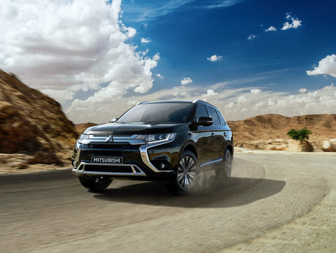 Mitsubishi Outlander 2019   Mitsubishi Outlander 2019, el SUV de la marca de los tres diamantes presenta un renovado aspecto exterior, con tecnología de vanguardia que garantiza un camino seguro, interiores que ofrecen un nuevo nivel de confort gracias al nuevo diseño de sus asientos y la excelente calidad en sus acabados  Mitsubishi Outlander 2019 arriba a México con un atractivo rediseño exterior que brinda un aspecto vanguardista y sofisticado, hablándonos del refinamiento incomparable, calidad y desempeño sobre cualquier camino que sólo este SUV podría ofrecer  Mitsubishi Outlander 2019 mantiene su eficiente motor 2.4L DOHC MIVEC de 4 cilindros a gasolina capaz de desarrollar 165 caballos de potencia y 164 lb-pie de torque acoplado a una transmisión automática CVT, capaz de ofrecer un rendimiento de combustible de hasta 18 km/l  Ciudad de México, 24 de septiembre de 2018. Mitsubishi Motors México presenta en el país la Nueva Mitsubishi Outlander 2019. El SUV de la marca de los tres diamantes presenta un renovado aspecto exterior, con tecnología de vanguardia que garantiza un camino seguro, interiores que ofrecen un nuevo nivel de confort gracias al nuevo diseño de sus asientos y la excelente calidad en sus acabados. El primer vehículo que incorporó el nuevo lenguaje de diseño de la marca de los tres diamantes, “Dynamic Shield”, deja en claro que el vehículo sigue siendo unos de los pilares centrales de la marca mediante la mejora de elementos clave. Diseño Exterior Mitsubishi Outlander 2019 arriba a México con un atractivo rediseño exterior que brinda un aspecto vanguardista y sofisticado, hablándonos del refinamiento incomparable, calidad y desempeño sobre cualquier camino que sólo este SUV podría ofrecer. Al exterior encontramos una parrilla y toma de aire frontal que han evolucionado para adaptarse de manera natural al diseño “Dinamyc Shield” que define el cuerpo del vehículo, incluyendo ahora detalles en cromo en la fascia delantera, los cuales dotan de robustez y vigor el frente de Outlander.  FCA México, S.A. de C.V. Prolongación Paseo de la Reforma 1240 México, DF. Teléfono. +52 5550813000 El sistema de iluminación también ha recibido una importante mejora, al incluir faros LED tanto en luces altas como en los faros de niebla; mejorando notablemente la visibilidad del camino, generando un impacto directo al mejorar la visibilidad del conductor durante la noche o en caminos con poca luz natural. El aspecto exterior se ve beneficiado también por un nuevo diseño de rines de aleación de aluminia de 18 pulgadas y la incorporación del spoiler trasero, mejorando la aerodinámica del vehículo y logrando un aspecto mucho más elegante en la nueva Mitsubishi Outlander 2019. Además, de igual manera que en el frente del vehículo; se agregaron nuevos elementos en cromo en la fascia trasera, robusteciendo el aspecto del vehículo. Diseño Interior Mitsubishi Outlander 2019 ha mejorado y evolucionado el acabado de los interiores ahora con un nuevo diseño más confortable de asientos, mejorando su altura y comodidad. Los nuevos asientos han sido rediseñados dotándoles de estructura, forma y tamaño de mayor ergonomía, mientras que gracias a la incorporación de “MemoryFoam” estos se adaptan de manera mucho más natural al cuerpo y aseguran un viaje cómodo y placentero para toda la familia. Los nuevos asientos de conductor y copiloto han sido mejorados; en todas las versiones se ha incluido la función calefactable; mientras que los ajustes eléctricos de la versión Limited ahora aplican para ambos asientos. La nueva Outlander 2019 versión Limited cuenta con nuevos asientos de piel sintética, es más suave al tacto y de mejor apariencia. Este nuevo material recubre cada uno de los asientos, así como puertas, descansabrazos y tablero. De la mano de un aspecto y confort mucho más atractivo, se incluyeron detalles funcionales para mejorar la experiencia de viaje de cada uno de los usuarios, y proveer de información relevante al conductor. Al centro del tablero se mantiene la pantalla táctil de 7 pulgadas donde se puede interactuar directamente con el Smartphone gracias al Software SDA precargado en el sistema del automóvil, complementándose con el equipo de audio Premium que incluye 6 bocinas colocadas alrededor de la cabina de pasajeros. Los indicadores en la consola central fueron modificados, ahora muestran el estado de cada una de las 7 bolsas de aire, asegurándose que todas están listas para proteger a cada pasajero antes de iniciar el viaje.  FCA México, S.A. de C.V. Prolongación Paseo de la Reforma 1240 México, DF. Teléfono. +52 5550813000 Otro puerto USB ha sido colocado ahora en el tablero central bajo los controles del aire acondicionado, esto para comodidad del usuario. Además, ahora todos los controles tanto de seguros, como de vidrios y espejos laterales, cuentan con iluminación para facilitar su uso. La comodidad y versatilidad que ofrece el interior de Mitsubishi Outlander 2019 logra un excelente nivel de confort gracias a las amenidades y funciones que el vehículo ofrece para cada uno de sus pasajeros: Aire acondicionado automático tipo “Dual Zone”, 2da y 3ra fila de asientos abatibles al piso tipo 60/40, nuevos ornamentos tipo piel y acabados tipo madera en panel central y puertas, y a partir de la versión SE cambios de velocidad al volante (Paddle Shifters) y pantalla táctil de 6.2” con cámara de reversa. Seguridad La seguridad sigue siendo uno de los enfoques al que Mitsubishi pone mayor atención; resguardar el bienestar de cada uno de los pasajeros durante sus viajes es lo mas importante para la marca. Mitsubishi Outlander 2019 cuenta con una amplia gama de sistemas, tecnología y estructuras que asisten al conductor durante el manejo, y protegen a cada uno de sus ocupantes. En el ámbito de seguridad pasiva y asistencia durante la conducción, Outlander cuenta con los siguientes sistemas: Asistente de Frenado de Emergencia (BAS), Sistema Antibloqueo de Frenos (ABS), Distribución Electrónica del Frenado (EBD), Control Activo de Estabilidad (ASC) y Asistencia de Arranque en Pendiente (HSA). Adicional a esto, la ingeniería detrás de Mitsubishi Outlander ofrece una cabina especialmente diseñada para proteger a los ocupantes en caso de un incidente:  Carrocería RISE BODY. La estructura del vehículo cuenta con puntos de inflexión que absorben la fuerza de un impacto reduciendo su efecto en la cabina de pasajeros.  7 Bolsas de aire. Estratégicamente colocadas al interior de la cabina de pasajeros, para protegerlos en todas las posibles zonas de impacto. Mitsubishi Outlander 2019 cuenta con un sofisticado conjunto de sistemas que apoyan al conductor informándole sobre los vehículos a su alrededor y permitiéndole observar cada ángulo de su entorno:  Sensores de punto ciego colocados a los lados que se encargan de detectar un vehículo que se encuentre fuera del campo visual, indicando con una señal en los espejos retrovisores la presencia del mismo.  FCA México, S.A. de C.V. Prolongación Paseo de la Reforma 1240 México, DF. Teléfono. +52 5550813000  Alerta de abandono de carril y alerta de tráfico cruzado. A modo de complemento para el funcionamiento de los sensores de punto ciego, Outlander también cuenta con sensores para identificar si se deja el carril o si se esta invadiendo el carril de un vehículo que este próximo, asegurando mediante estas alertas que el conductor este al tanto siempre de los vehículos a su alrededor.  Sistema de visión periférica 360°. Uno de los pocos vehículos en el segmento en contar con esta función; que permite monitorear el entorno del auto por completo, facilitando de esta manera maniobrar o estacionarse. Motorización Mitsubishi Outlander 2019 garantiza un perfecto balance entre desempeño y rendimiento de combustible. Este vehículo mantiene su eficiente motor 2.4L DOHC MIVEC de 4 cilindros a gasolina capaz de desarrollar 165 caballos de potencia y 164 lb-pie de torque acoplado a una transmisión automática CVT, capaz de ofrecer un rendimiento de combustible de hasta 18 km/l. Colores: Mitsubishi Outlander 2019 está disponible en seis colores en cualquier distribuidor autorizado Mitsubishi a lo largo de la República: Blanco, Plata, Gris Titanio, Negro, Azul Cósmico y Rojo Braza. Versiones y Precios: ES: $ 424,900 MXN SE: $ 464,900 MXN SE PLUS: $ 484,900 MXN LIMITED: $ 524,900 MXN  Acerca de Mitsubishi Motors México. Con una nueva propuesta, Mitsubishi Motors México afronta el 2018 presentando productos completamente renovados y con mejoras sustanciales respecto a sus versiones anteriores. Presentes en México de la mano de FCA desde 2003, la propuesta multifacética de los productos Mitsubishi, así como su alta calidad, eficiencia y seguridad, consolidan su presencia en el país y reafirman la confianza de sus clientes.