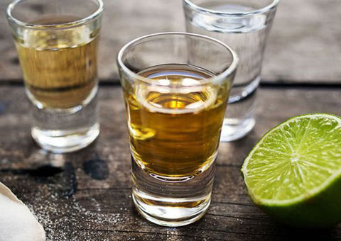 Industria tequilera aporta divisas por 1.3 billones de dólares  Ocho de cada 10 botellas de tequila que se producen se destinan a la exportación, siendo Estados Unidos el principal mercado  Por: NTX 13 de Octubre de 2018 - 08:09 hs Señalan que el tequila se ha convertido en la puerta de entrada para que los mercados conozcan más sobre México. EL INFORMADOR / ARCHIVO  Señalan que el tequila se ha convertido en la puerta de entrada para que los mercados conozcan más sobre México. EL INFORMADOR / ARCHIVO  La industria tequilera aporta divisas por 1.3 billones de dólares por concepto de exportaciones, por lo que el tequila y su sector, son aliados estratégicos y fundamentales para el desarrollo económico del país, destacó José Roberto Ciprés Cruces, vicepresidente de la Cámara Nacional de la Industria Tequilera.  Destacó lo anterior en el marco del primer foro "El Tequila en Mercados Internacionales", desarrollado en el Instituto Tecnológico y de Estudios Superiores de Occidente (ITESO).  Durante el encuentro, al que asistieron empresarios de la Industria tequilera, académicos, estudiantes e interesados, se señaló que el tequila se ha convertido en la puerta de entrada para que los mercados conozcan más sobre México.  "Nuestra bebida nos identifica orgullosamente como nación llevando sabor y tradición a cualquier escenario donde se deguste", añadió Ciprés Cruces.  via GIPHY  Por su parte, Karina Ley Parra, directora de la Cámara Nacional de la Industria Tequilera, recordó que ocho de cada 10 botellas de tequila que se producen se destinan a la exportación, siendo Estados Unidos el principal mercado con más del 80 por ciento de la demanda, seguido por Alemania, España, Francia y Reino Unido, entre otros.  "Al hablar del tequila, hablas de México, de su cultura y tradición, por ello nos enorgullece compartirles que nuestra industria continúa fortaleciéndose día a día a través de labores de planeación estratégica, siempre buscando el crecimiento internacional de la categoría y todos quienes formamos parte del sector", puntualizó.  El encuentro también sirvió de marco para el análisis del comportamiento y tendencias de las bebidas espirituosas en el mundo, de manera particular los pronósticos para el tequila.  Asimismo, se analizaron las políticas de salud en relación al alcohol y el impacto que estas tienen en la industria de bebidas alcohólicas, así como la protección de la categoría en mercados internacionales.  El esfuerzo de la industria tequilera ha permitido que hoy en día el consumidor pueda conocer el tequila y apreciar las cualidades de nuestra espirituosa, bebida mexicana que está presente en más de 120 países. 