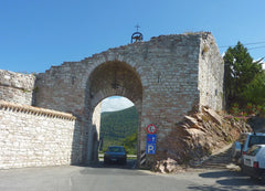 Squeezing through the archway into Assisi