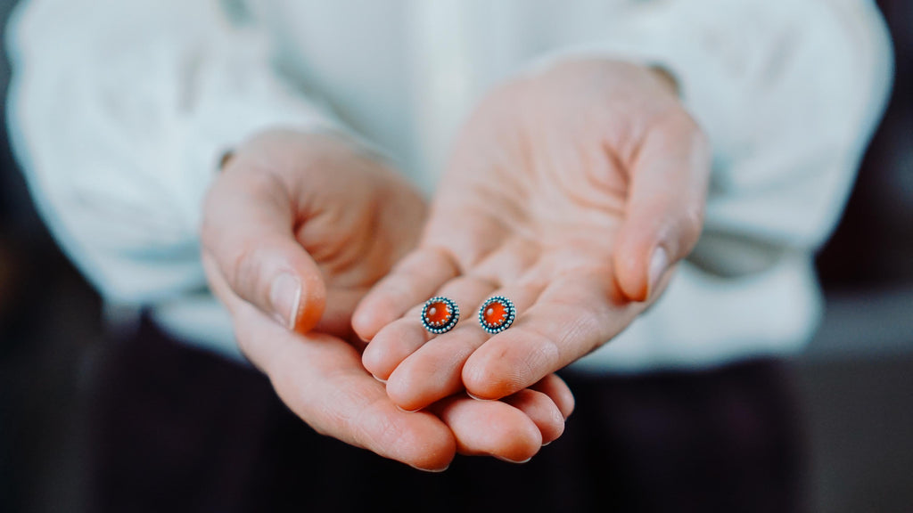 Kleine silberne Ohrstecker mit rotem Edelstein orange