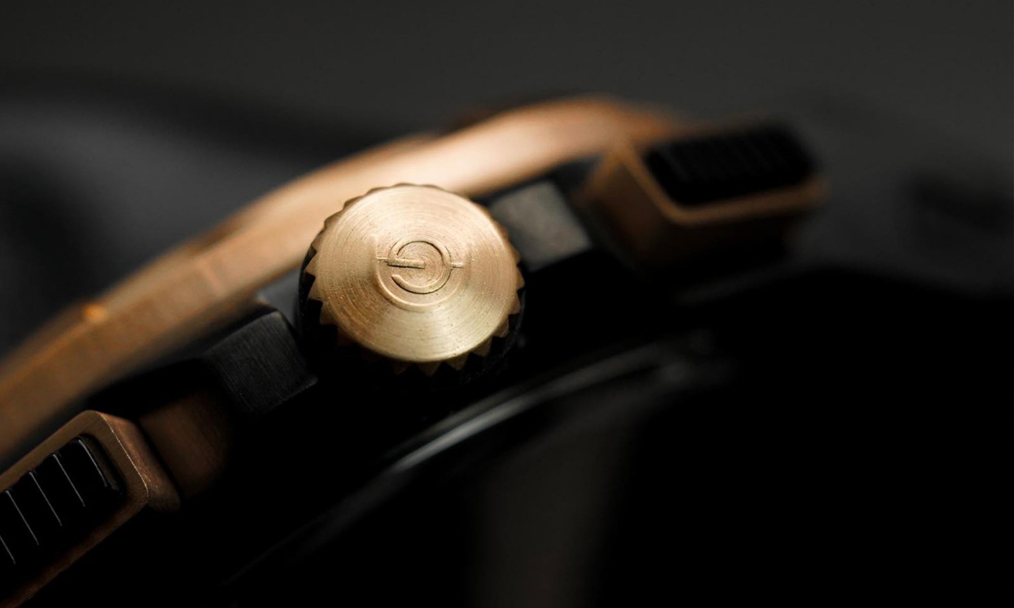 白羊座金色模拟闪电金不锈钢 G 7016 BK-BK 黑色橡胶表带男士手表 - H2 Hub 手表