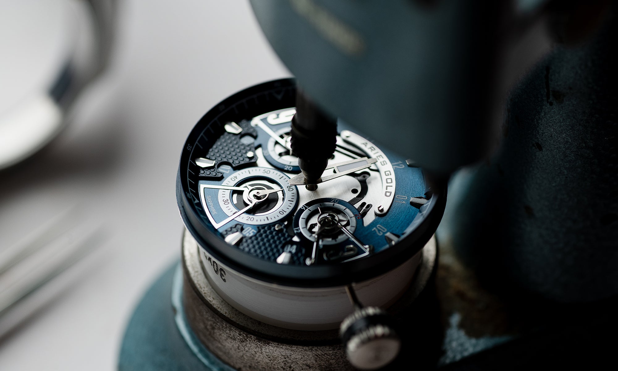 白羊座金色模拟闪电金不锈钢 G 7016 BK-BK 黑色橡胶表带男士手表 - H2 Hub 手表